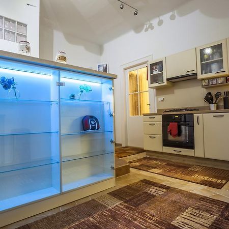 Luxury Air-Conditioned Rooms In Old Town Bratislava Buitenkant foto