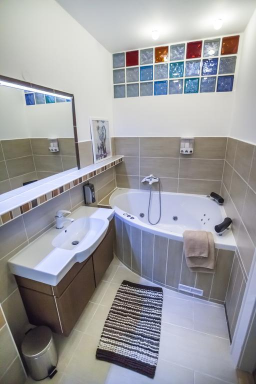 Luxury Air-Conditioned Rooms In Old Town Bratislava Buitenkant foto